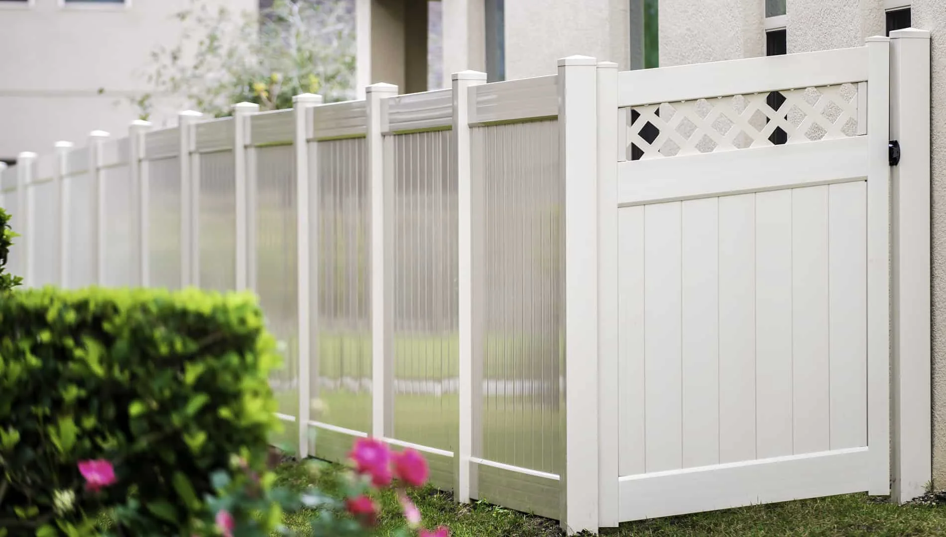 Vinyl White Fence with Lattice top