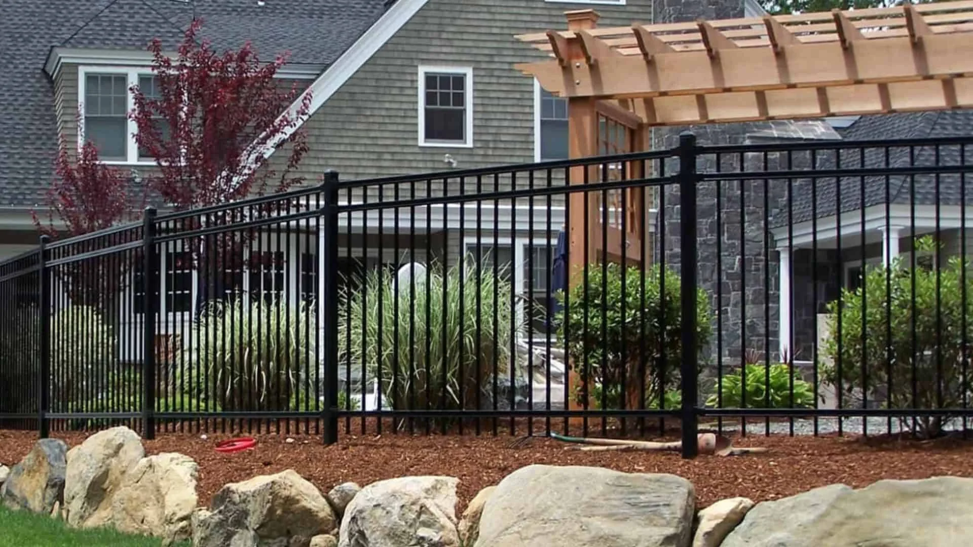 Latham fence builder for steel fencing