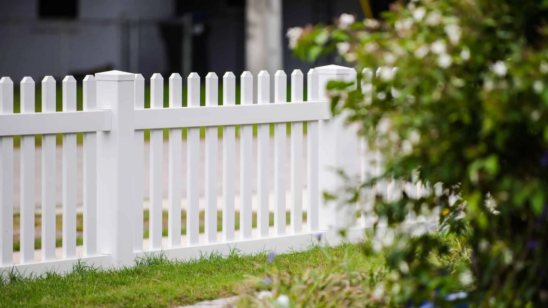professional vinyl fence installation near me